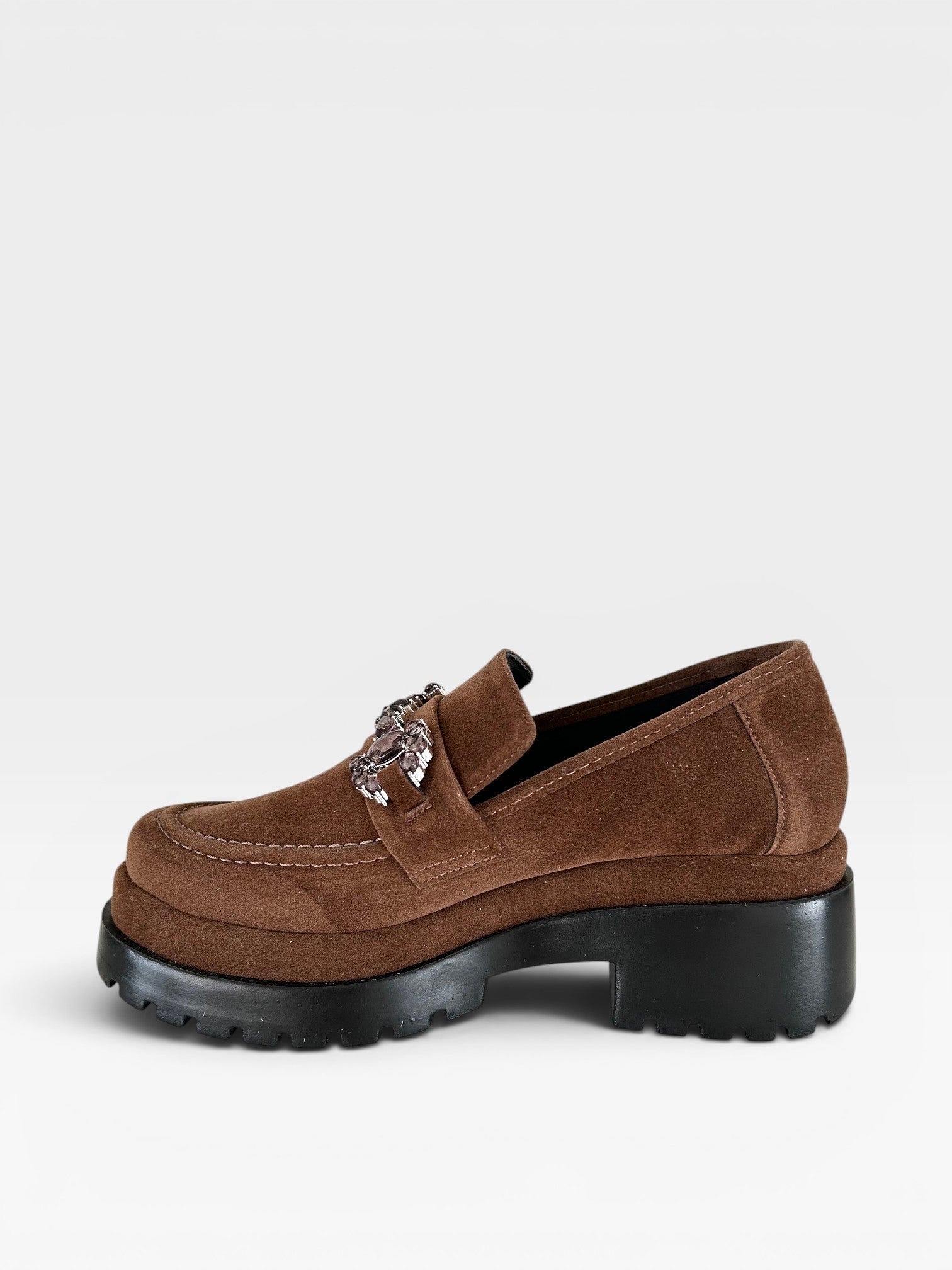 Mocassim Beyou Shoes Copenhagen marrom em camurça sintética com solado tratorado preto e detalhe de fivela decorativa