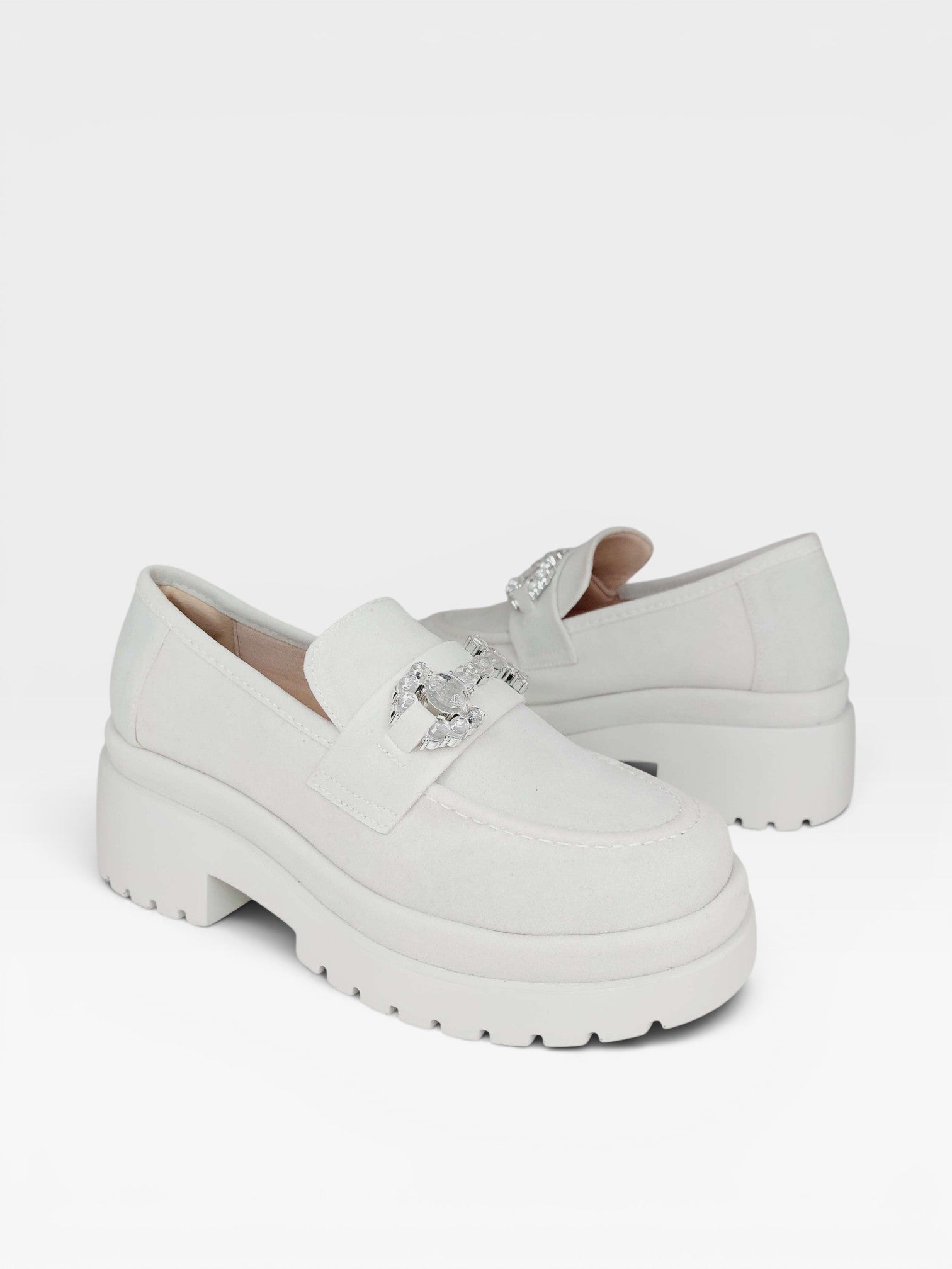 Mocassim Beyou Shoes Copenhagen off white em camurça sintética com solado tratorado e detalhe de brilho no cabedal