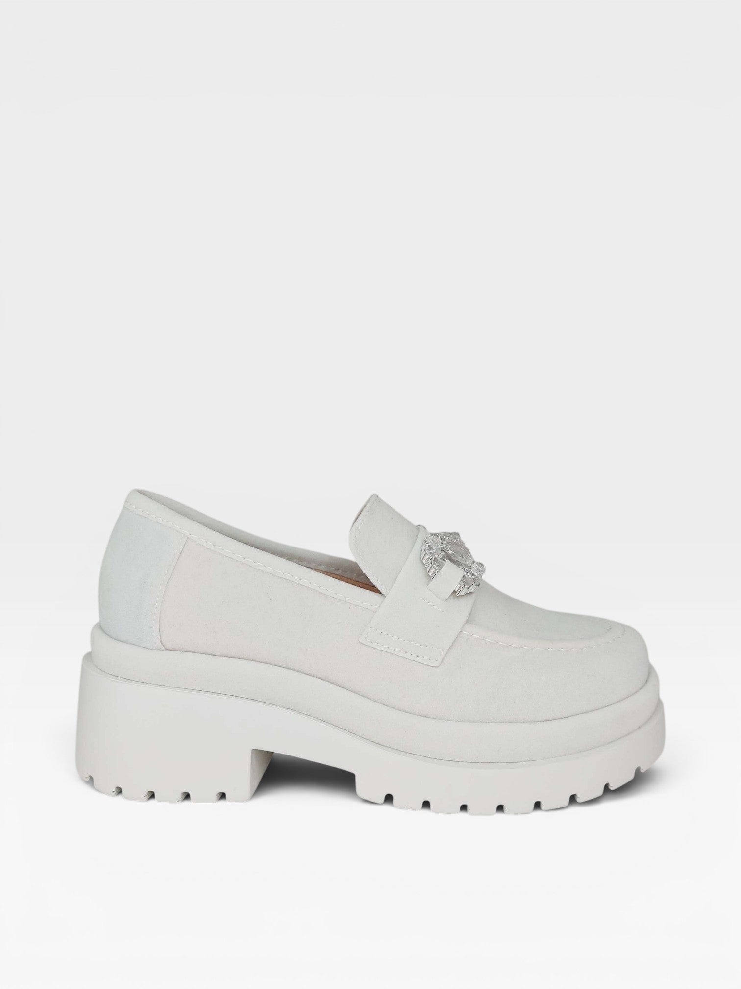 Mocassim Beyou Shoes Copenhagen off white em camurça sintética com solado tratorado e detalhe de brilho no cabedal