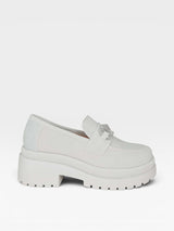 Mocassim Beyou Shoes Copenhagen off white em camurça sintética com solado tratorado e detalhe de brilho no cabedal