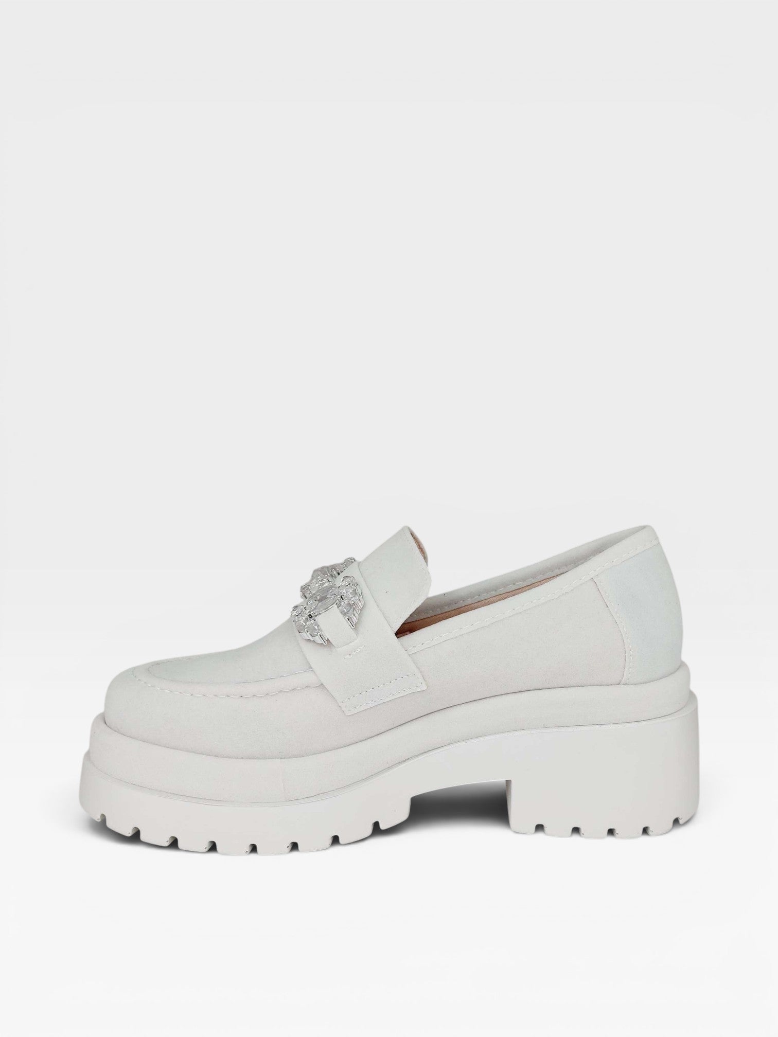 Mocassim Beyou Shoes Copenhagen off white em camurça sintética com solado tratorado e detalhe de brilho no cabedal