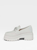 Mocassim Beyou Shoes Copenhagen off white em camurça sintética com solado tratorado e detalhe de brilho no cabedal