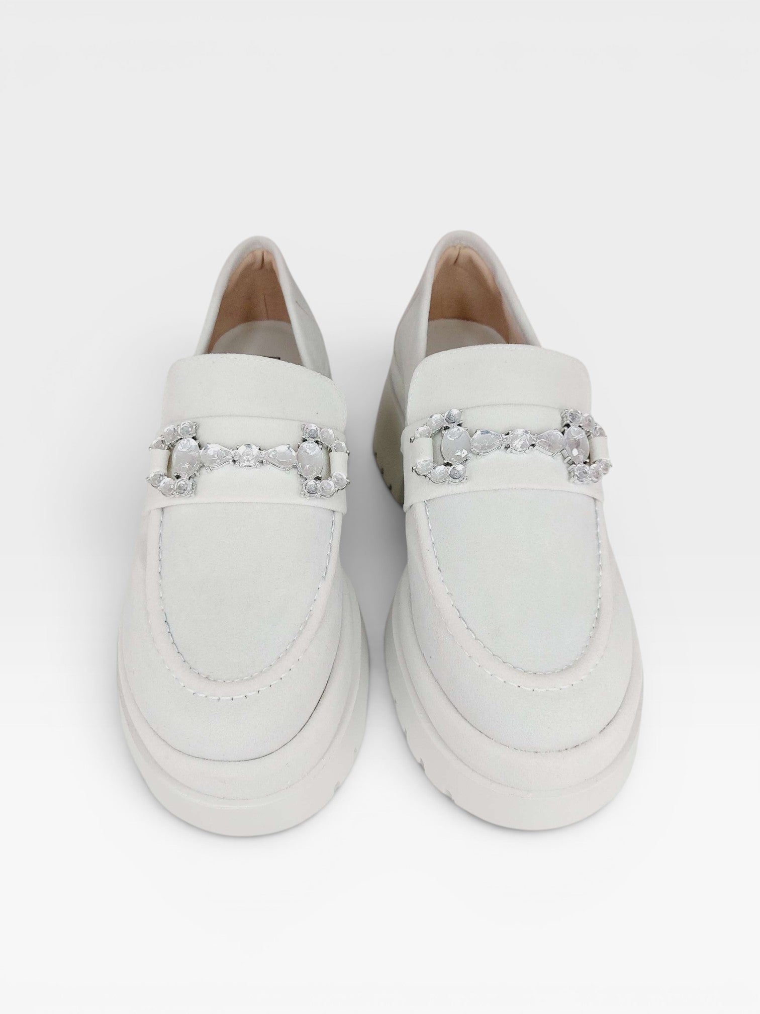 Mocassim Beyou Shoes Copenhagen off white em camurça sintética com solado tratorado e detalhe de pedrarias no cabedal