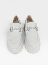 Mocassim Beyou Shoes Copenhagen off white em camurça sintética com solado tratorado e detalhe de pedrarias no cabedal