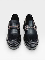 Mocassim Beyou Shoes Copenhagen preto em napa com solado tratorado e detalhe de pedrarias no cabedal