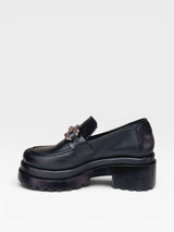 Mocassim Beyou Shoes Copenhagen preto em napa com solado tratorado e detalhe metálico no cabedal