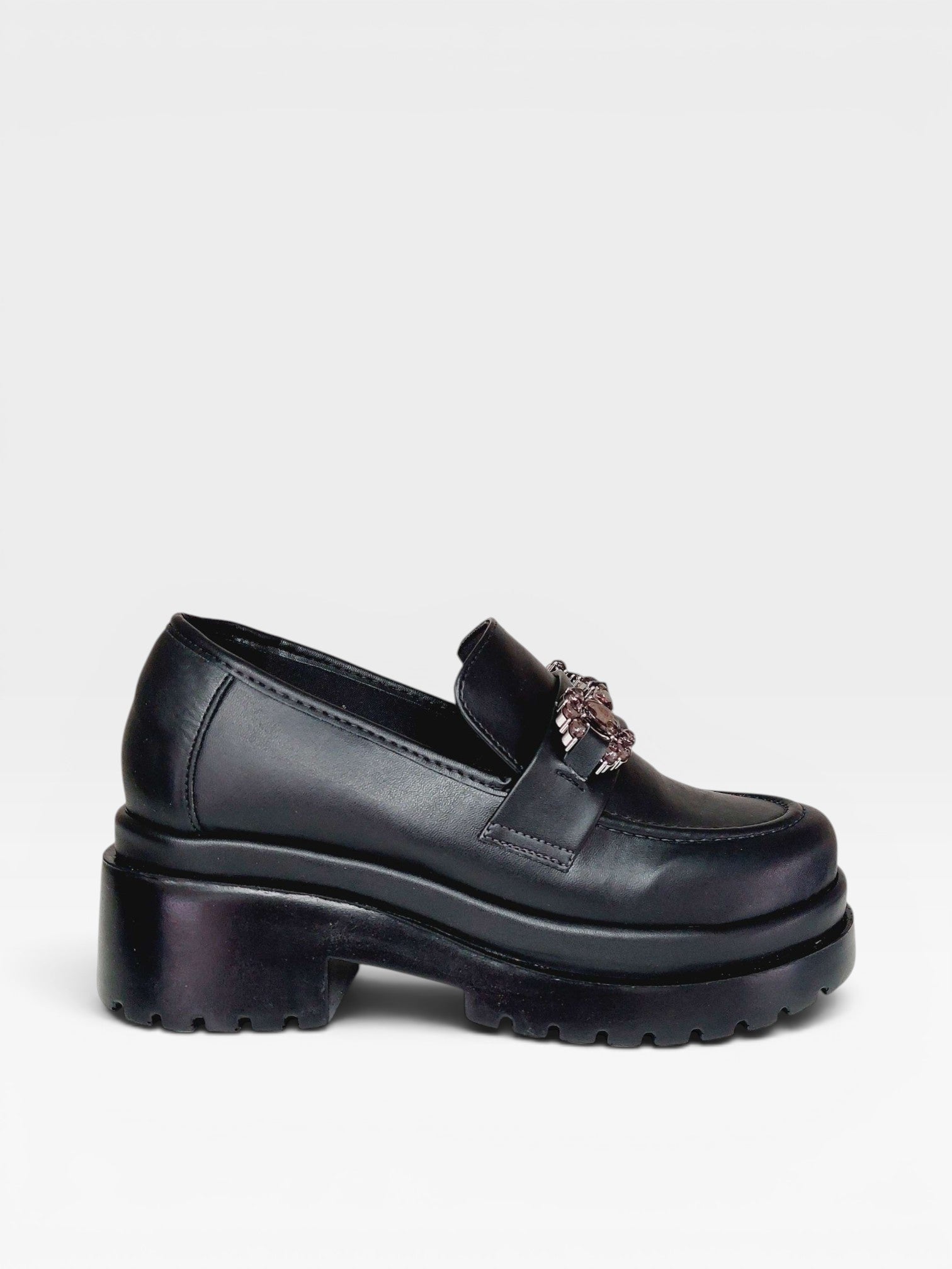 Mocassim Beyou Shoes Copenhagen preto em napa com solado tratorado e detalhe de corrente metálica no cabedal
