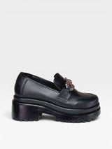 Mocassim Beyou Shoes Copenhagen preto em napa com solado tratorado e detalhe de corrente metálica no cabedal