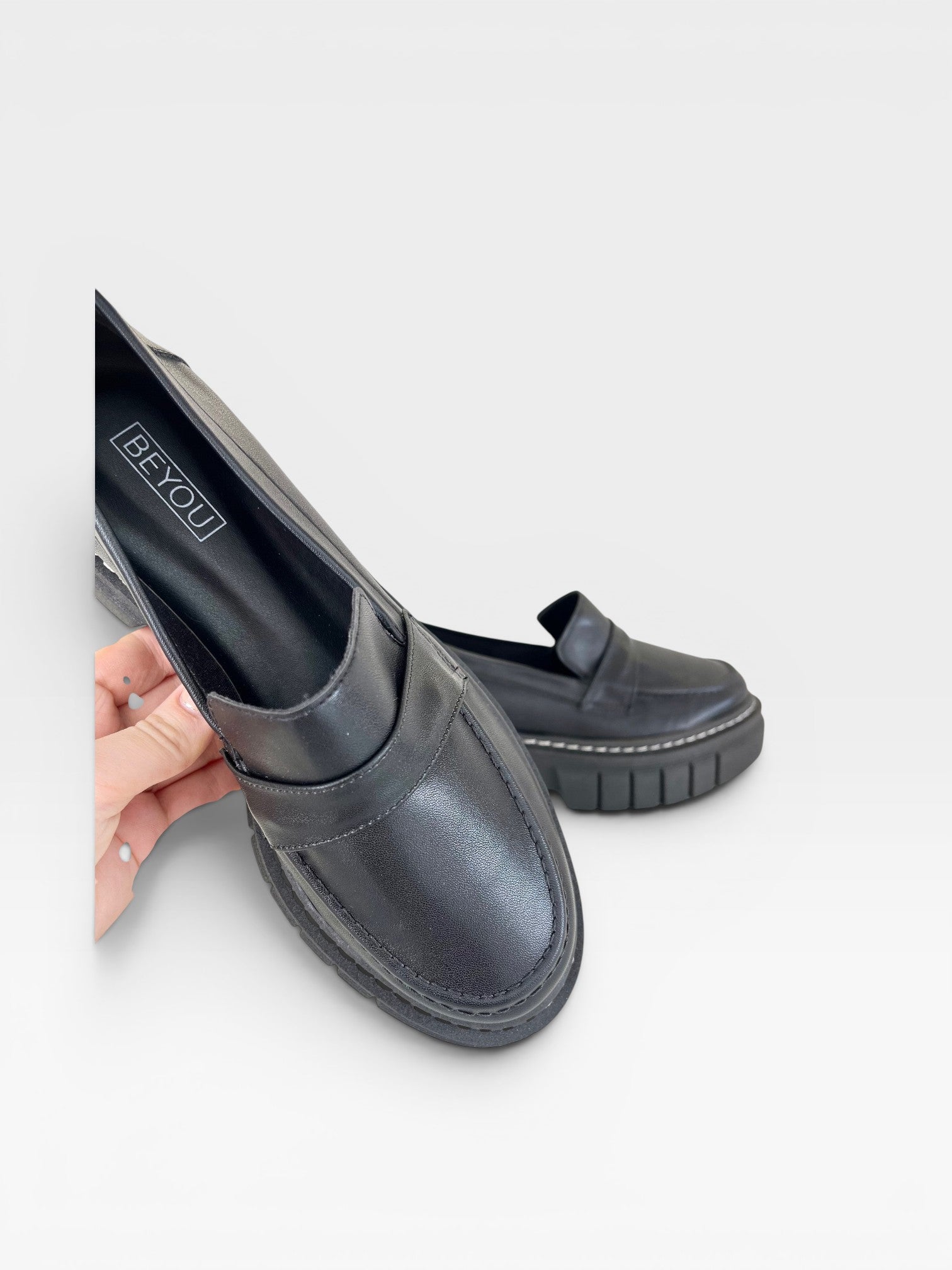 Mocassim Beyou Shoes La Paloma preto em napa com solado tratorado e design clássico