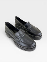 Mocassim Beyou Shoes La Paloma preto em napa com solado tratorado e costura aparente