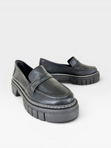 Mocassim Beyou Shoes La Paloma preto em napa com solado tratorado e costura aparente em destaque