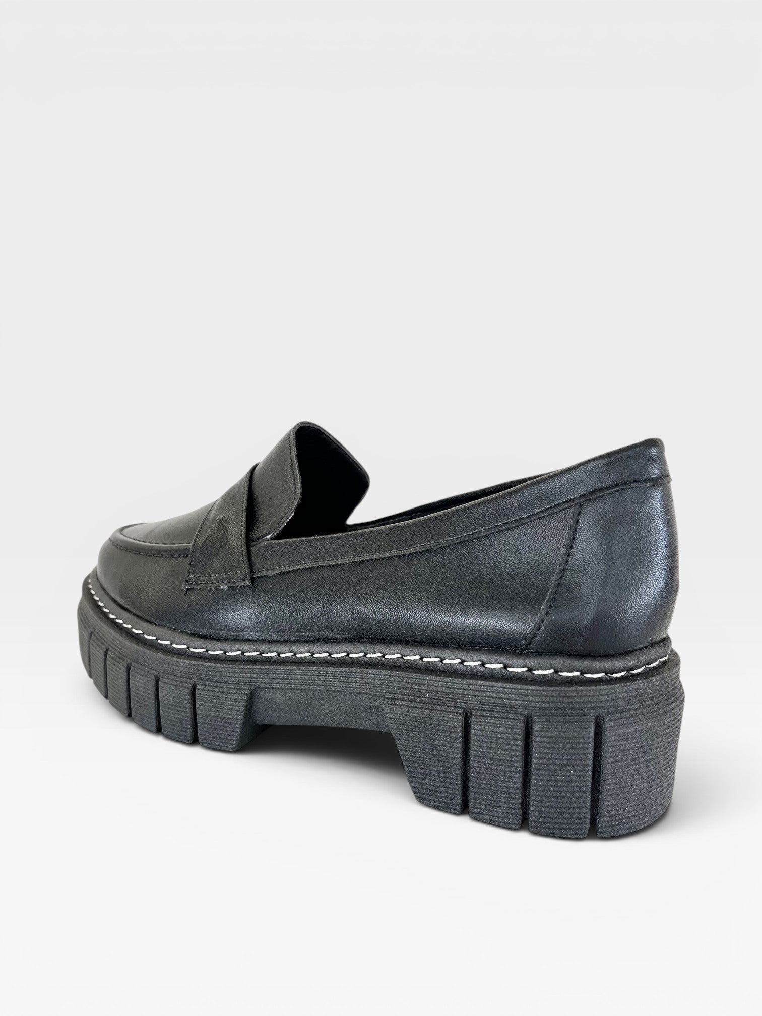 Mocassim Beyou Shoes La Paloma preto em napa com solado tratorado e costura aparente lateral