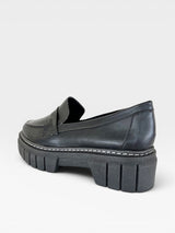 Mocassim Beyou Shoes La Paloma preto em napa com solado tratorado e costura aparente lateral
