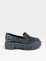 Mocassim Beyou Shoes La Paloma preto em napa com solado tratorado robusto e costura aparente lateral