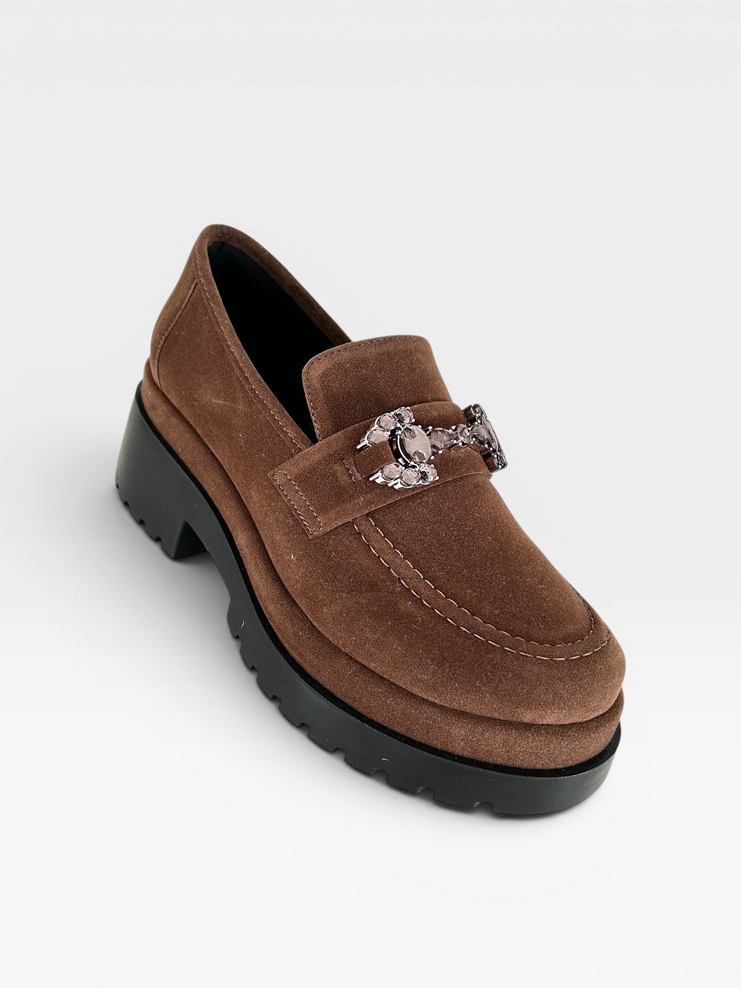 Mocassim Beyou Shoes marrom em camurça sintética com solado tratorado preto e detalhe de fivela com pedrarias
