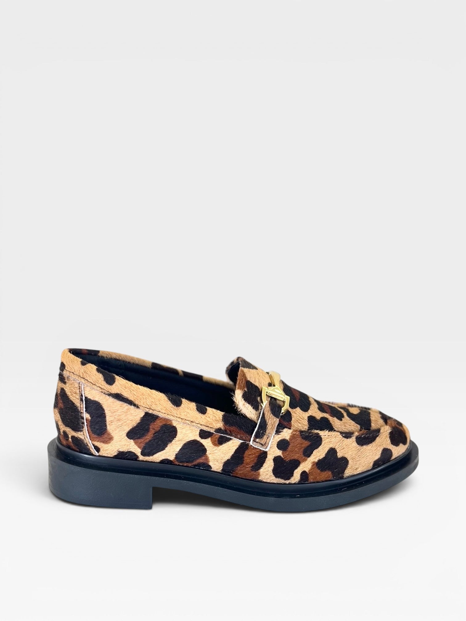 Mocassim Beyou Shoes Montevidéu em couro com estampa animal print de onça e detalhe metálico dourado no cabedal.