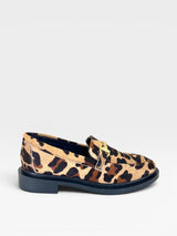 Mocassim Beyou Shoes Montevidéu em couro com estampa animal print de onça e detalhe metálico dourado no cabedal.