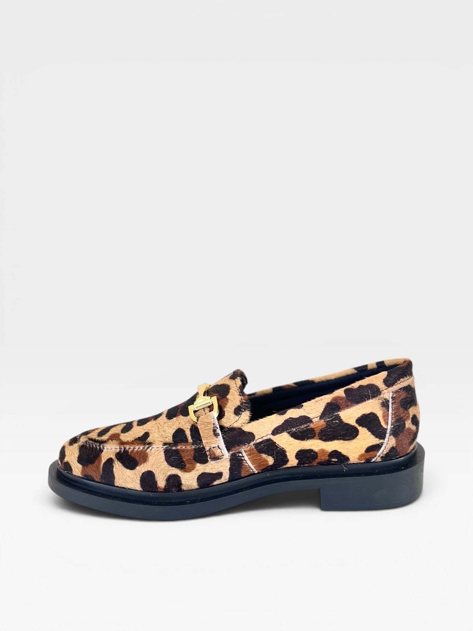 Mocassim Beyou Shoes Montevidéu em couro com estampa animal print de onça e detalhe metálico dourado