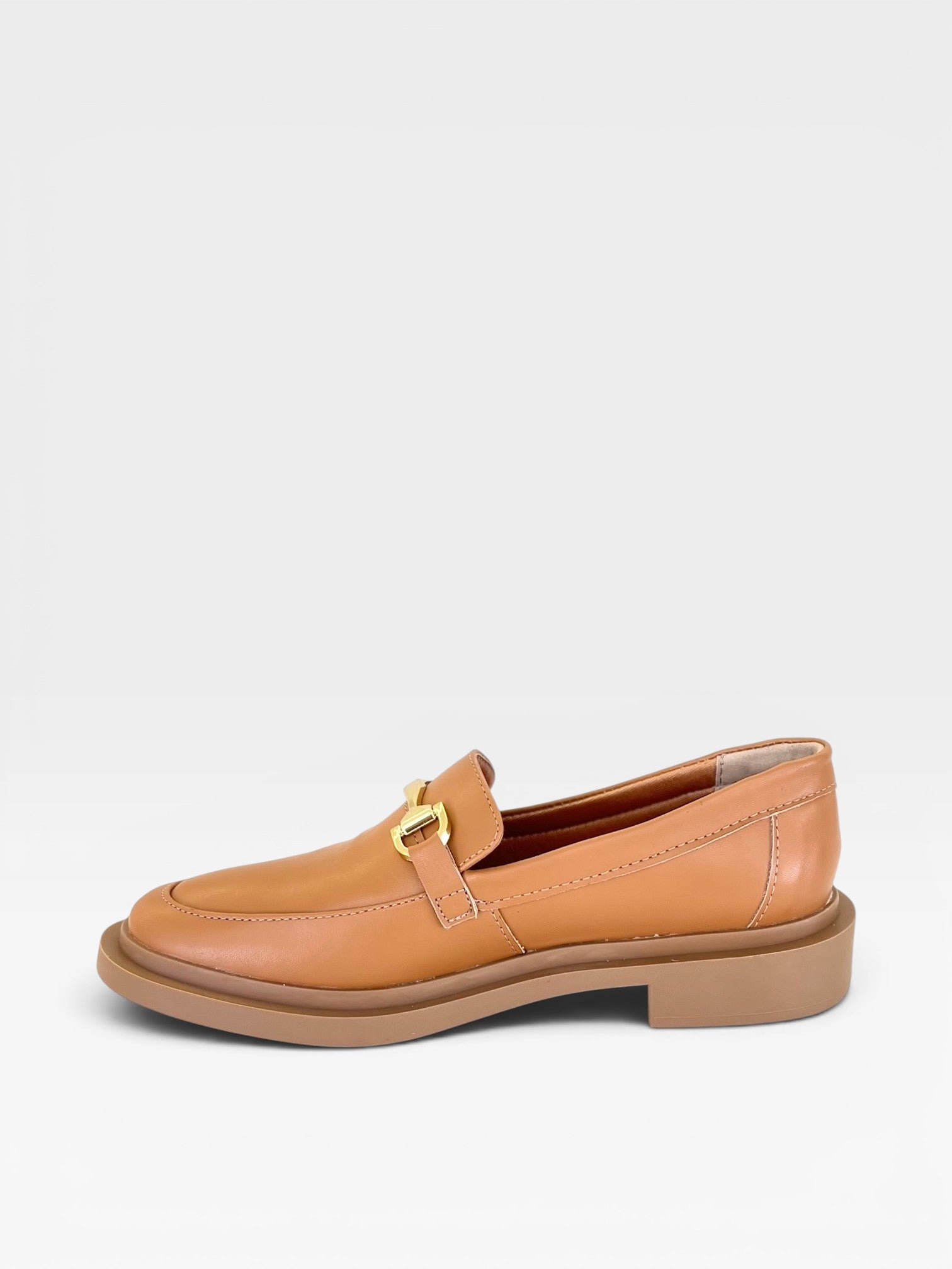 Mocassim Beyou Shoes Montevidéu caramelo em napa com detalhe de fivela metálica dourada e solado baixo