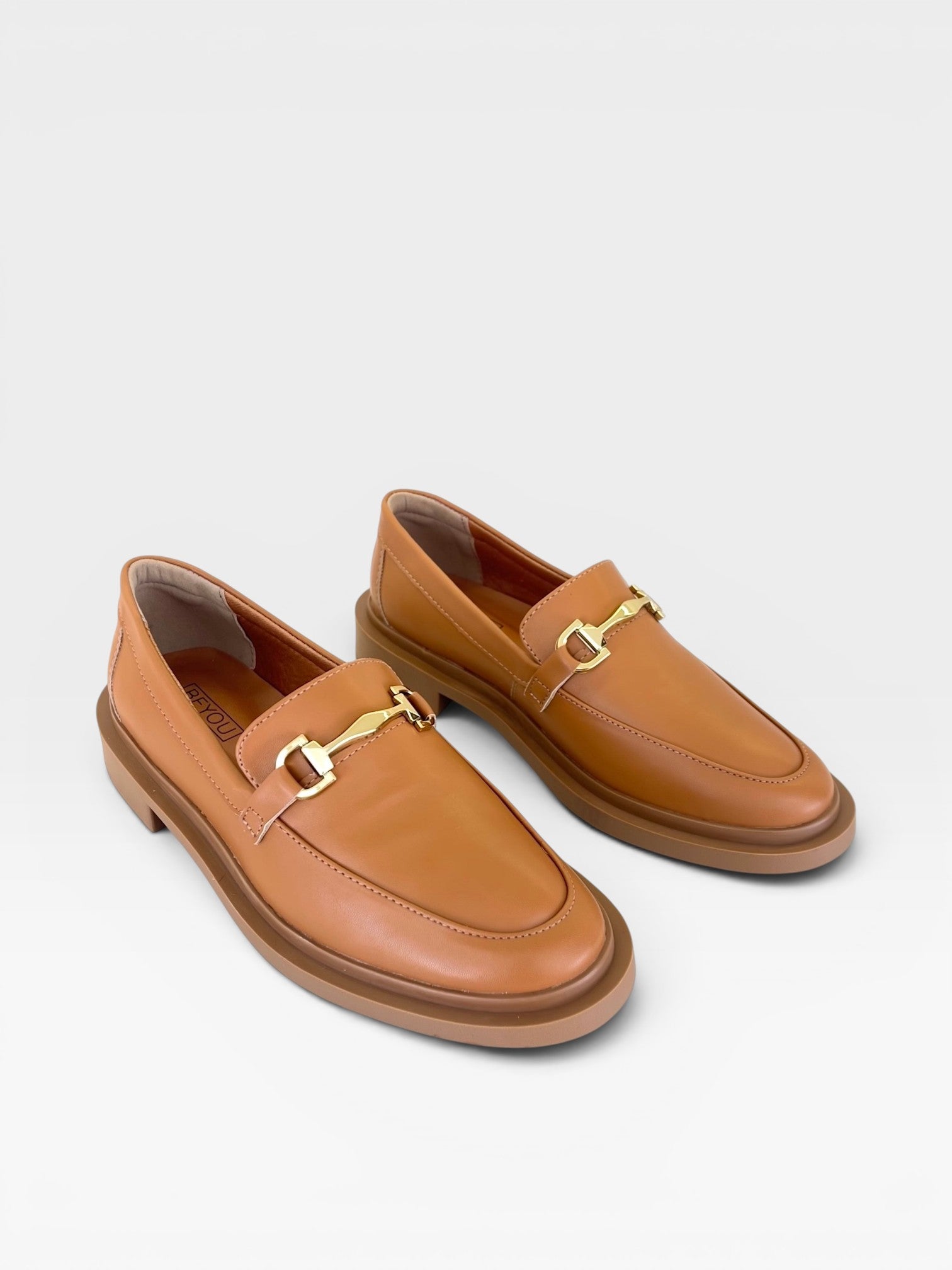 Mocassim Beyou Shoes Montevidéu caramelo em napa com detalhe de fivela metálica dourada e solado flat