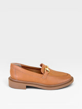 Mocassim Beyou Shoes Montevidéu caramelo em napa com detalhe de fivela dourada e solado baixo