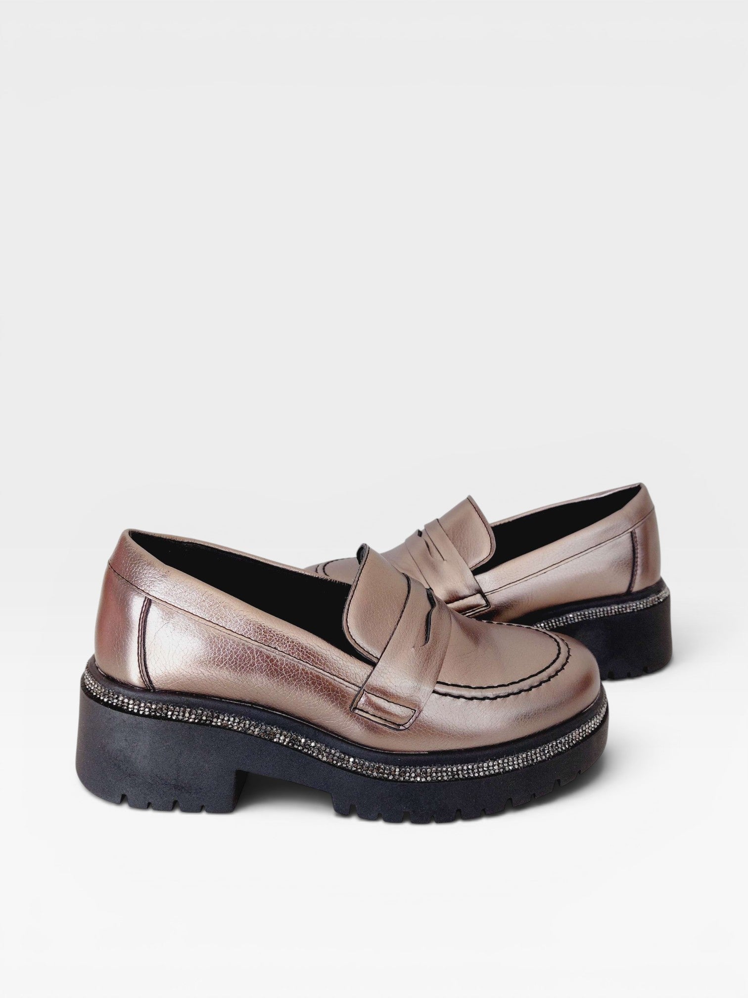 Mocassim Beyou Shoes Punta del Leste na cor new pewter, feito em napa com solado tratorado e detalhes em brilho.