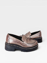 Mocassim Beyou Shoes Punta del Leste na cor new pewter, feito em napa com solado tratorado e detalhes em brilho.