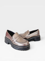 Mocassim Beyou Shoes Punta del Leste na cor new pewter em napa com solado tratorado e detalhes em brilho