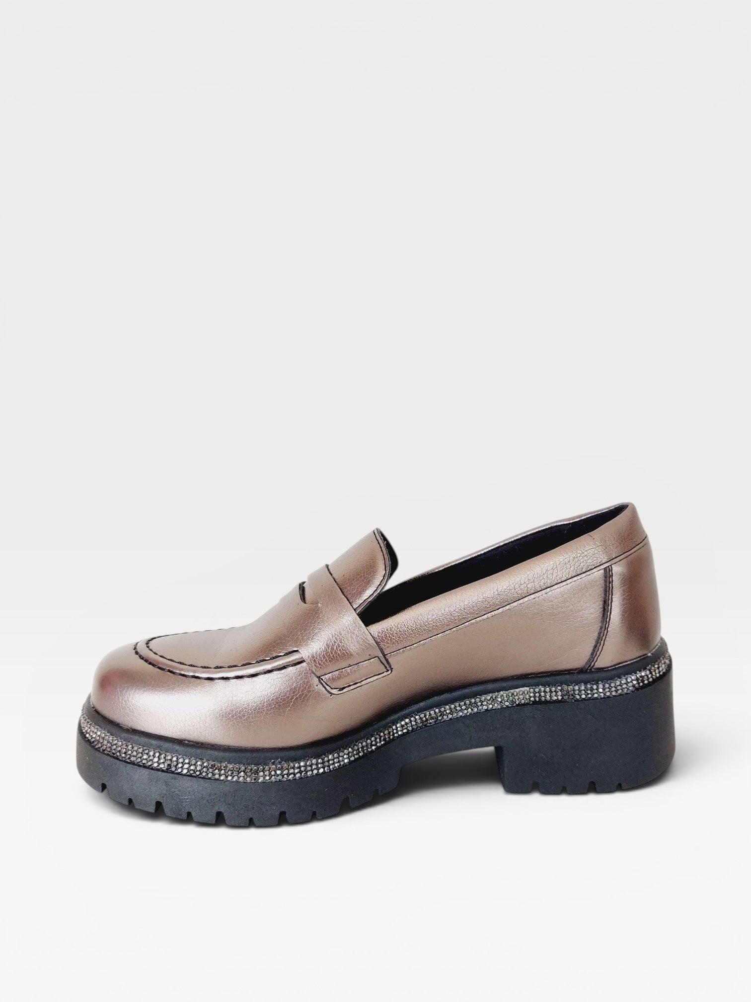 Mocassim Beyou Shoes Punta del Leste na cor new pewter em napa com solado tratorado e detalhes em brilho lateral