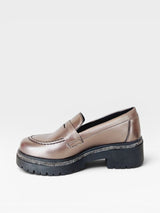 Mocassim Beyou Shoes Punta del Leste na cor new pewter em napa com solado tratorado e detalhes em brilho lateral