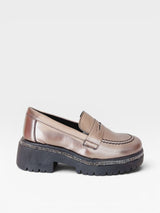 Mocassim Beyou Shoes Punta del Leste em napa metalizada cor new pewter com solado tratorado e detalhes em brilho