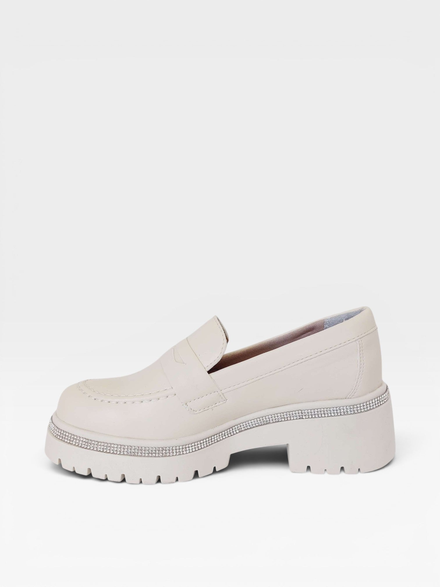 Mocassim Beyou Shoes off white em napa com solado tratorado e detalhe de brilho na lateral