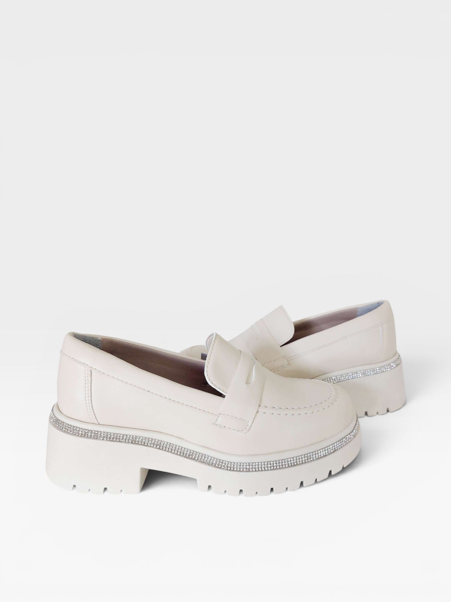 Mocassim Beyou Shoes off white em napa com solado tratorado e detalhe de brilho na lateral