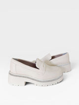 Mocassim Beyou Shoes off white em napa com solado tratorado e detalhe de brilho na lateral