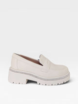 Mocassim Beyou Shoes Punta del Leste off white em napa com solado tratorado e detalhe de brilho na lateral