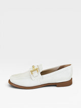 Mocassim Beyou Shoes Palermo off white em napa com detalhe de fivela dourada e solado flat