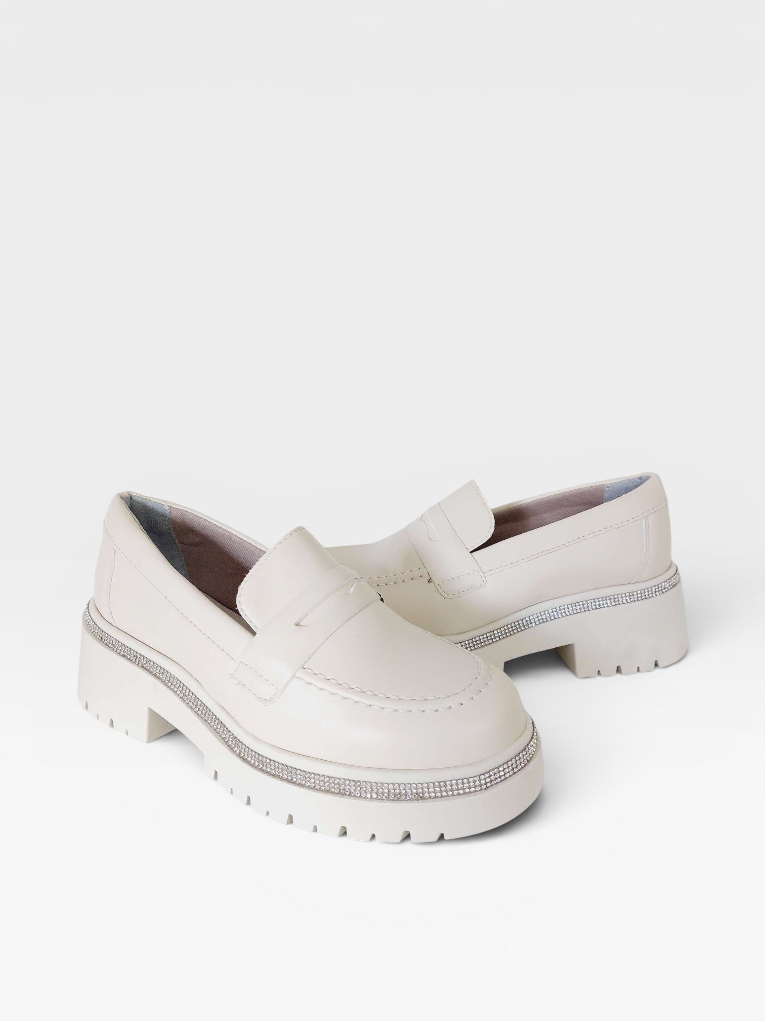 Mocassim Beyou Shoes off white em napa com solado tratorado e detalhe de brilho na lateral