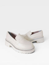Mocassim Beyou Shoes off white em napa com solado tratorado e detalhe de brilho na lateral