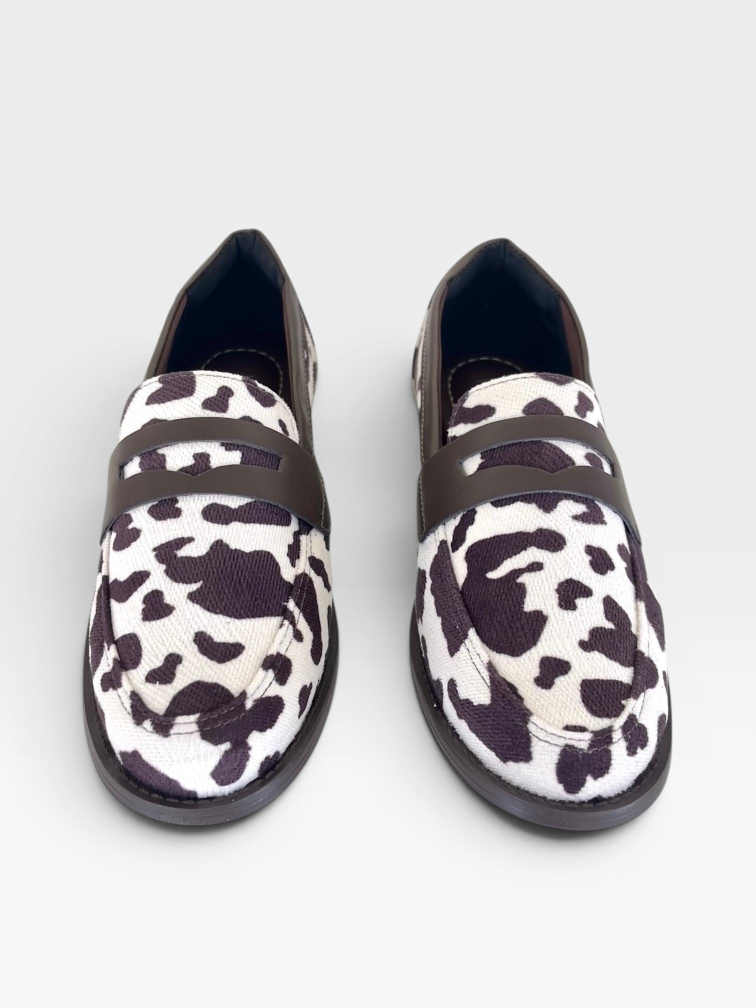 Mocassim Beyou Shoes Palermo em tecido oxford com estampa animal print de vaquinha e detalhes em marrom