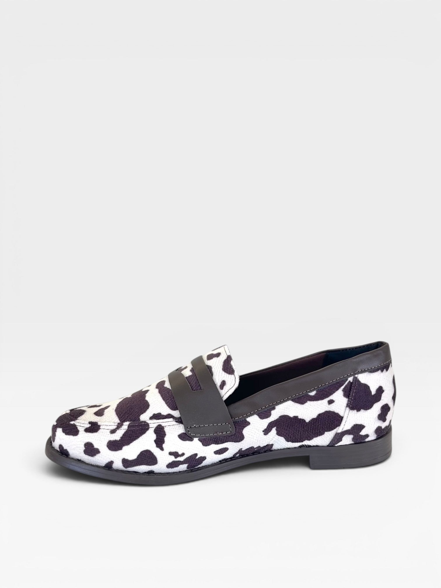 Mocassim Beyou Shoes Palermo em tecido Oxford com estampa animal print de vaquinha e detalhes em marrom