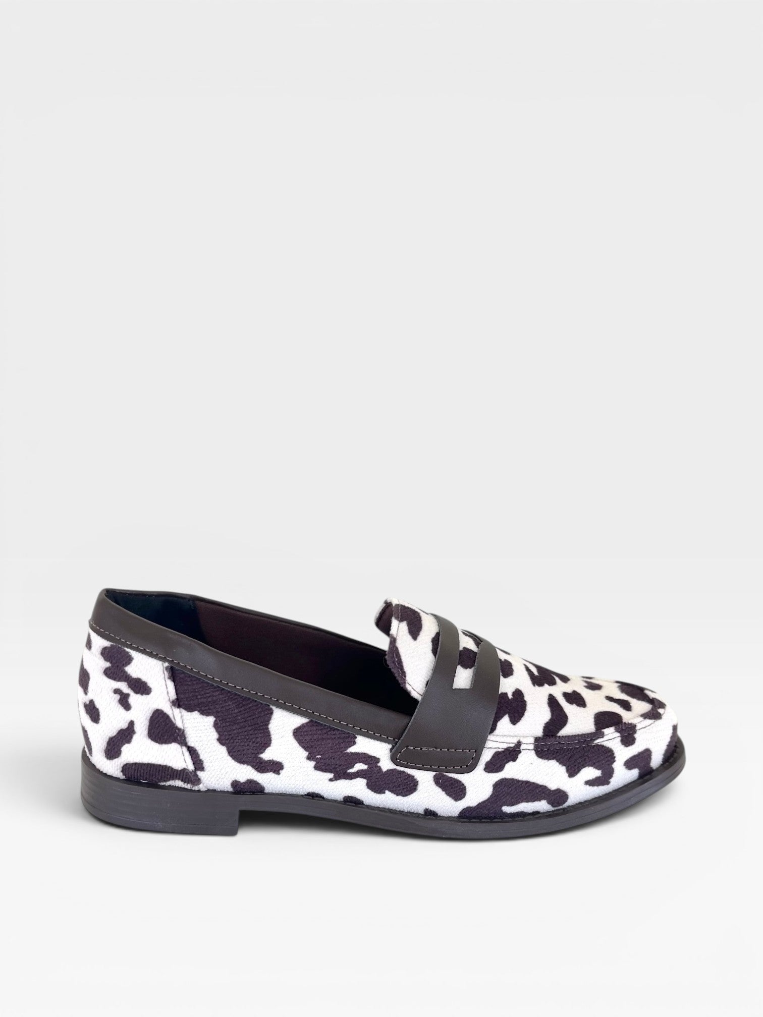 Mocassim Beyou Shoes Palermo em tecido Oxford com estampa animal print de vaquinha e detalhes em marrom