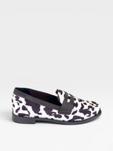 Mocassim Beyou Shoes Palermo em tecido Oxford com estampa animal print de vaquinha e detalhes em marrom