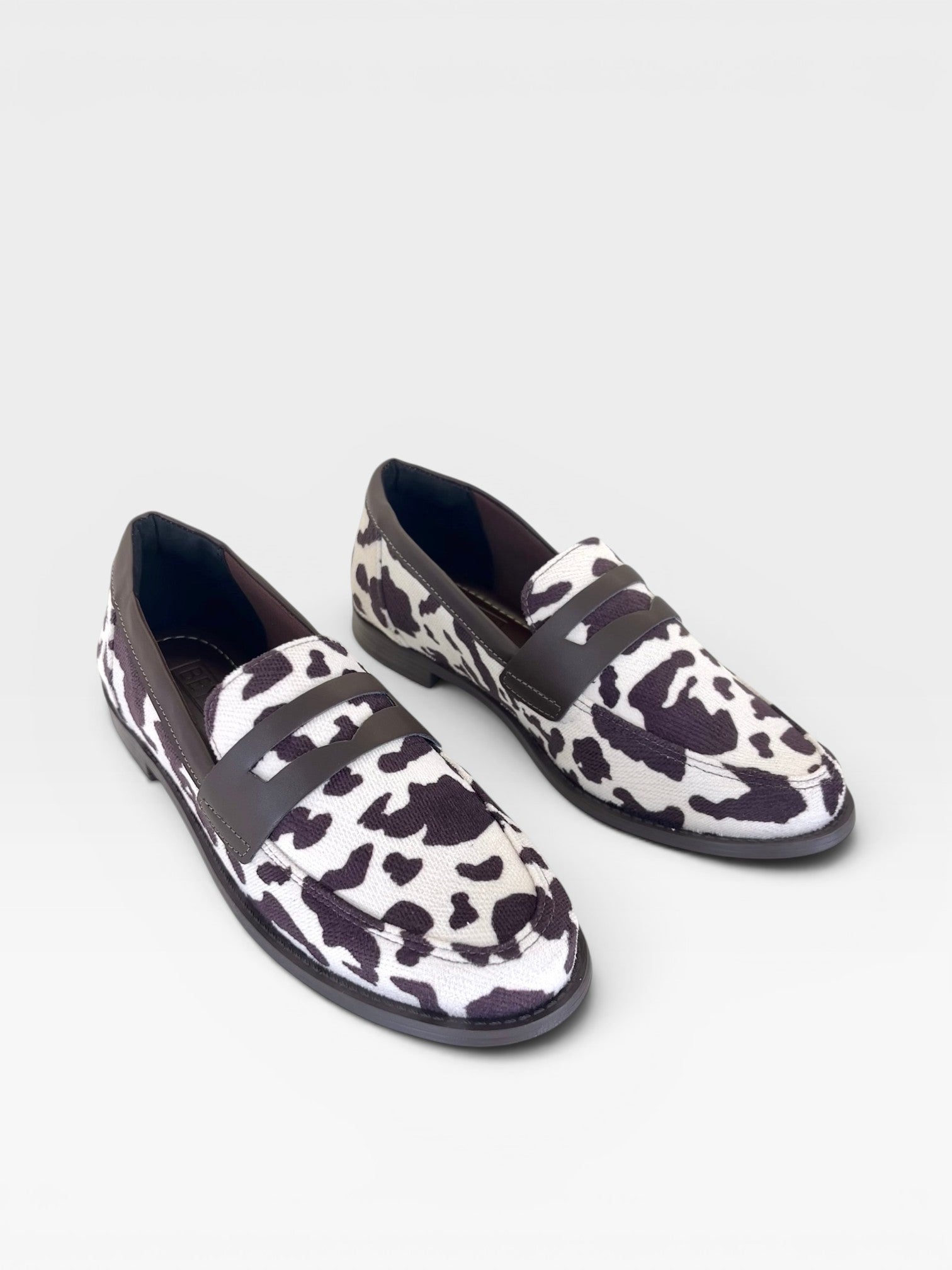 Mocassim Beyou Shoes Palermo em tecido Oxford com estampa animal print de vaquinha e detalhes em marrom