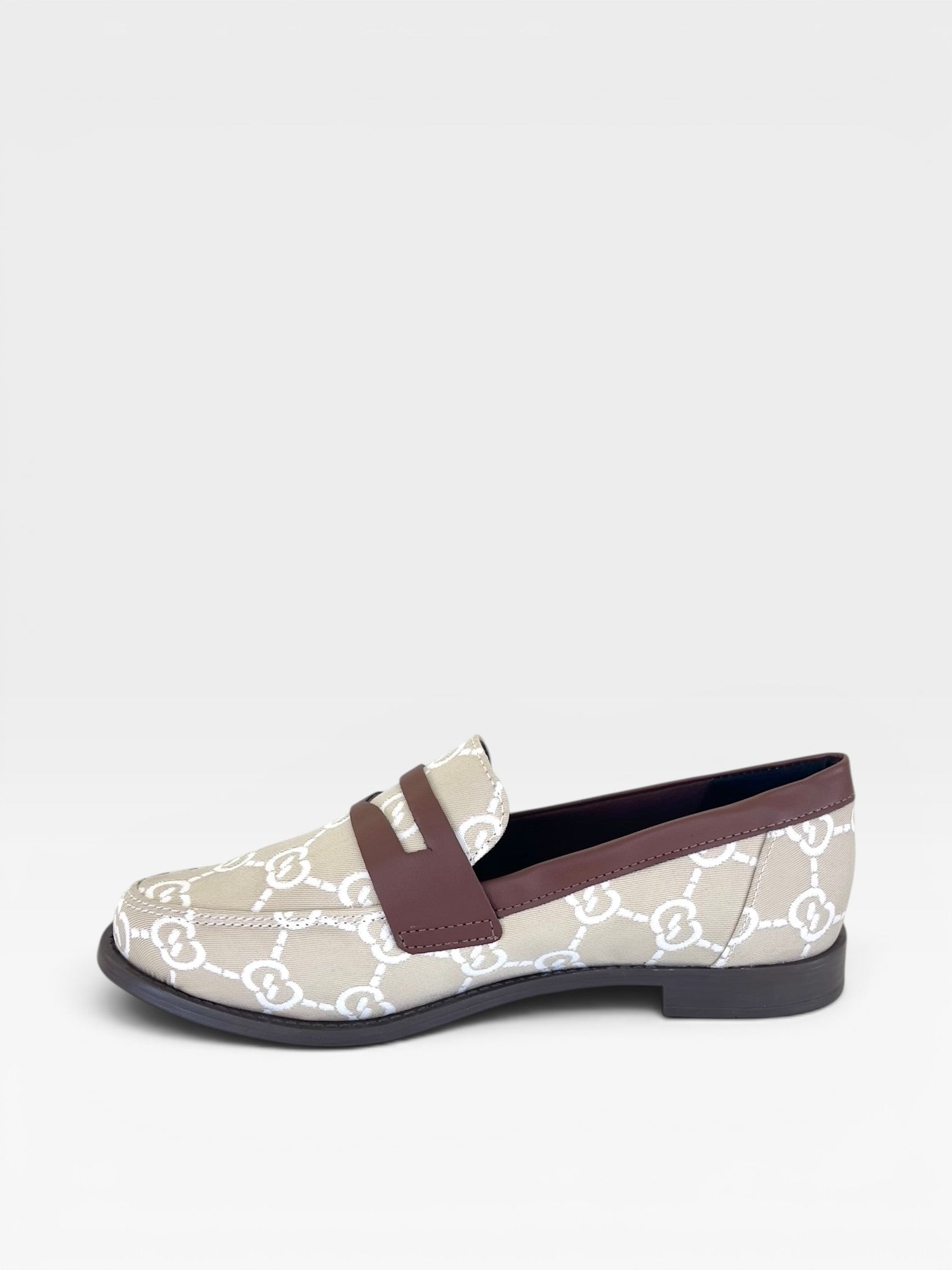 Mocassim Beyou Shoes Palermo na cor bistrô com estampa de monograma e detalhes em napa marrom, design clássico.
