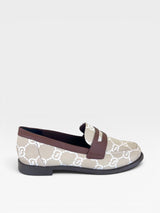 Mocassim Palermo Beyou Shoes na cor bistrô com estampa monograma e detalhes em napa marrom, design clássico e elegante.