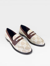 Mocassim Palermo Beyou Shoes na cor bistrô, confeccionado em napa com estampa monograma e detalhes em marrom.