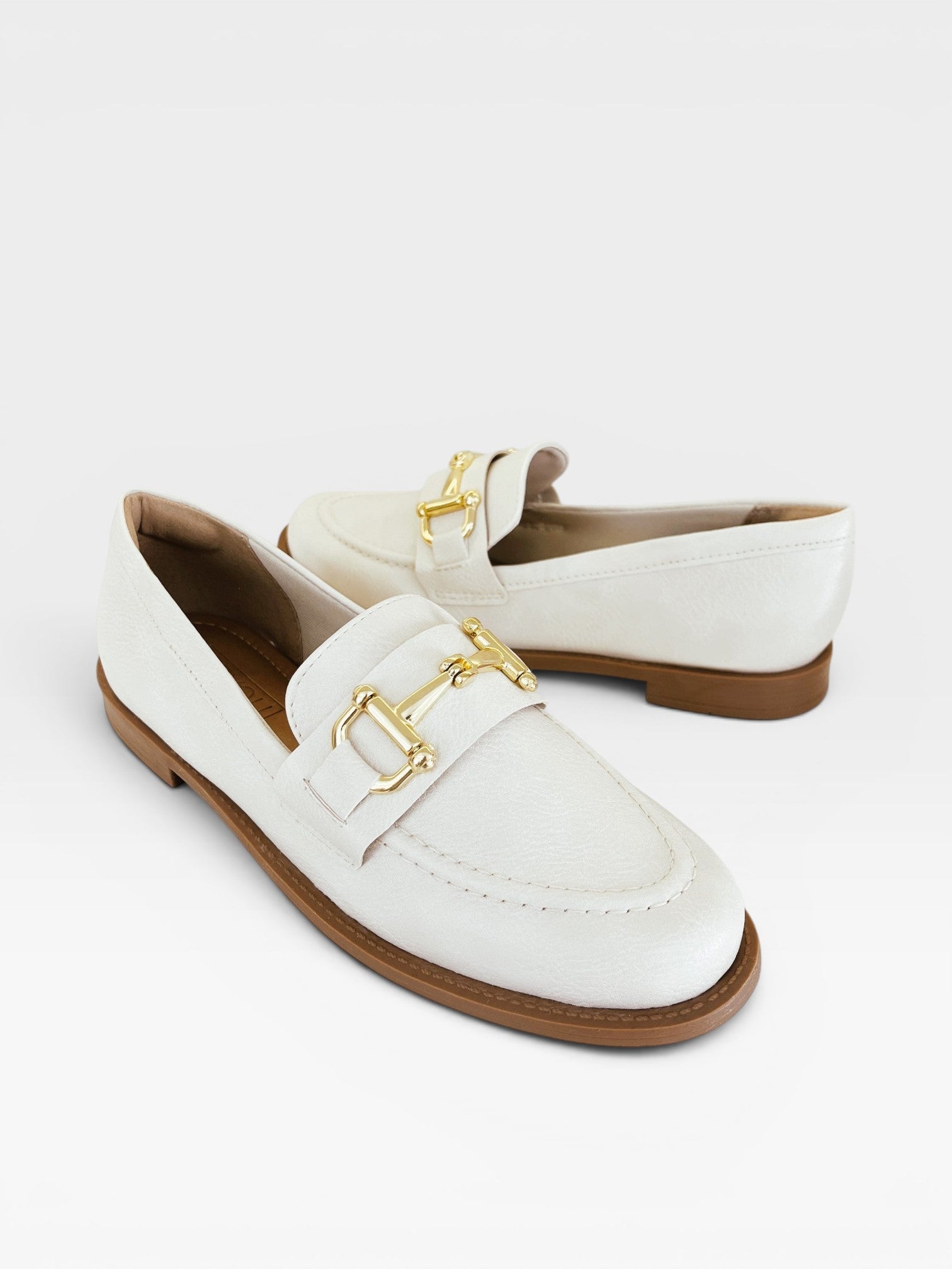 Mocassim Beyou Shoes Palermo off white em napa com detalhe de fivela dourada e solado baixo