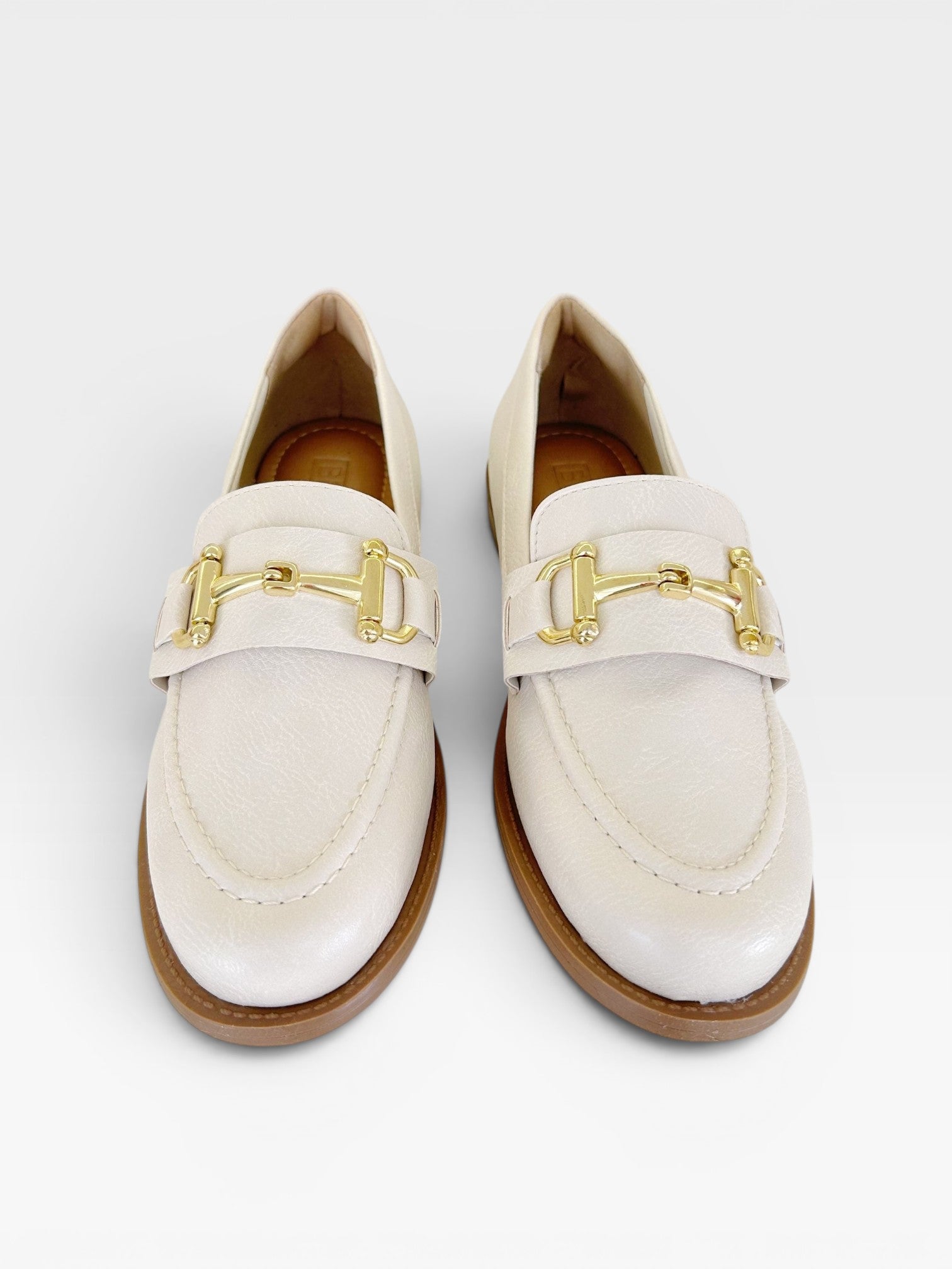 Mocassim Palermo Beyou Shoes off white em napa com detalhe de fivela dourada e solado flat