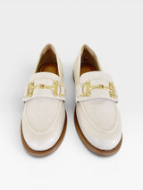 Mocassim Palermo Beyou Shoes off white em napa com detalhe de fivela dourada e solado flat