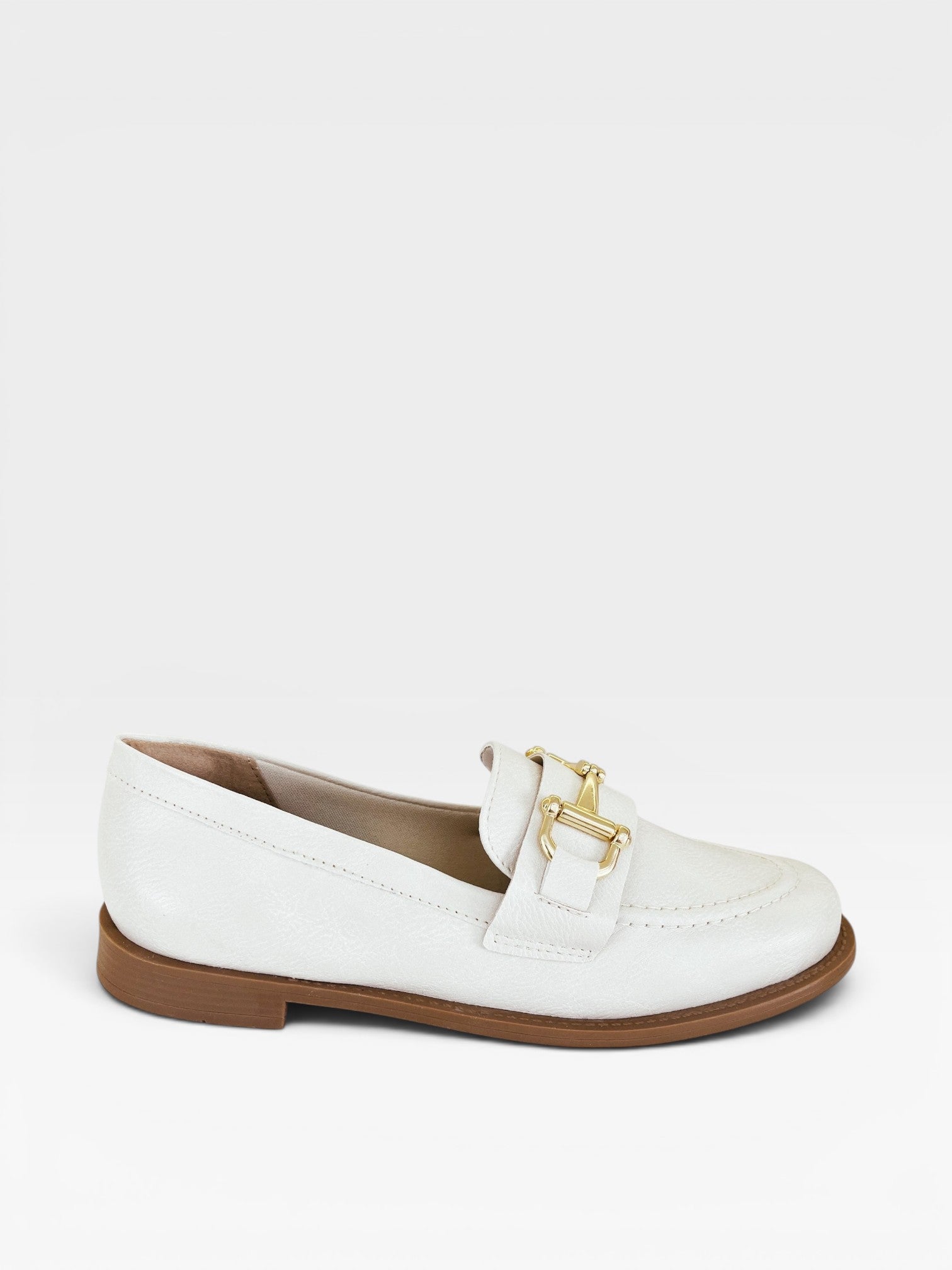 Mocassim Palermo Beyou Shoes off white em napa com detalhe de fivela dourada e solado flat marrom